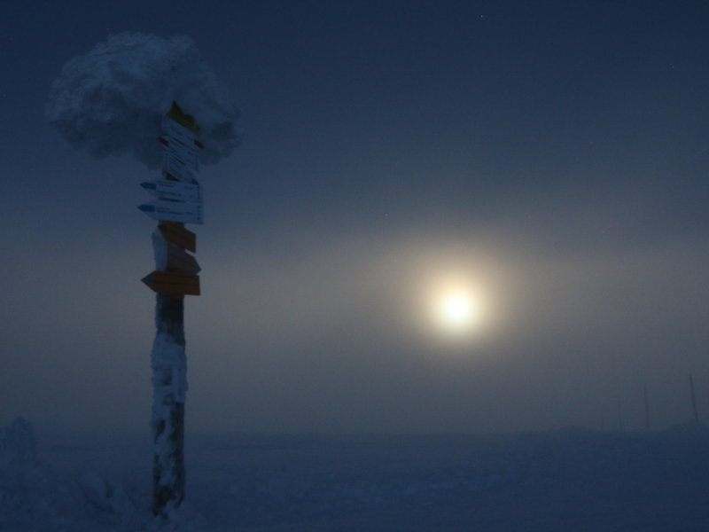 Równia Karkonoska oświetlona światłem pełni.