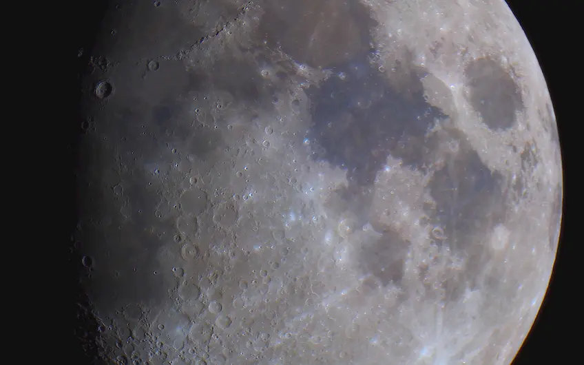 Kolorowy Księżyc sfotografowany 19 marca 2024 roku