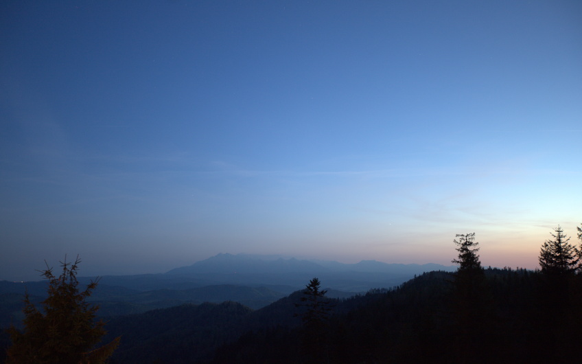 Wieczorny widok na Tatry z tarasu schroniska PTTK Przechyba
