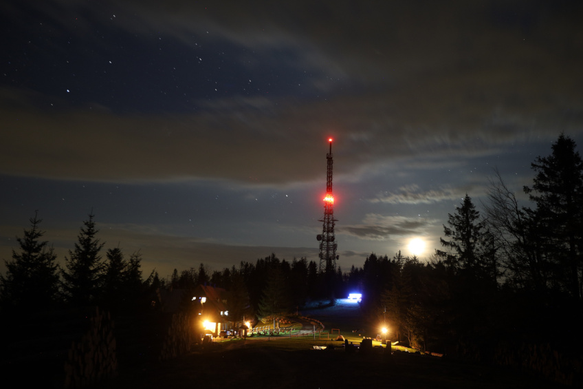 Nocne zdjęcie RTON Przechyba, schroniska PTTK Przechyba